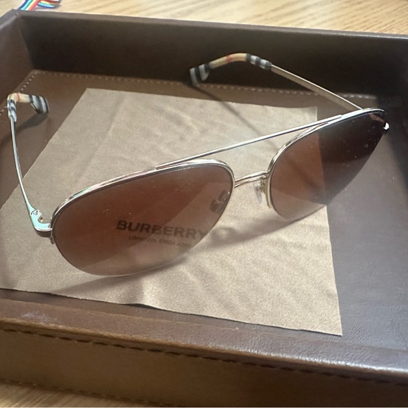 Burberry Sunglasses Fall 2022 Collection - Brown/Tan/Plaid - Picture 7 of 7